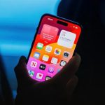 苹果终于不挤牙膏了！20周年新款iPhone大曝光：几乎全玻璃、曲面环绕屏设计