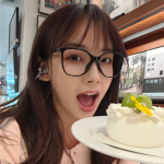 王冰冰手持OPPO Reno14晒自拍：人鱼姬配色 这颜值太梦幻